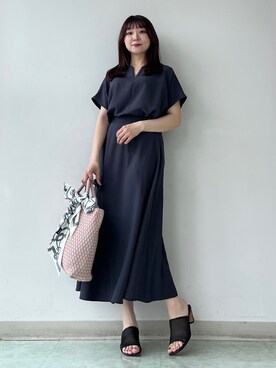 「UNTITLED（アンタイトル）の【古畑星夏さん着用/夏の名品セットアップ！】リラクミスト キーVネックブラウス（シャツ/ブラウス、グレー系）」を使った、KAHOさん（レディース・149cm）の春コーディネート