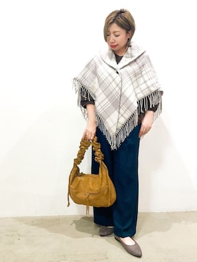 「SHOO・LA・RUE（シューラルー）の【リバーシブル】襟元ギャザー チェックポンチョ（ポンチョ、ベージュ系）」を使った、Ricoさん（レディース・155cm）の秋コーディネート