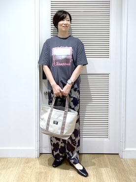 「Dessin（デッサン）のボタニカルプリント サテンパンツ（その他パンツ、グレー系）」を使った、Miyazakiさん（レディース・159cm）の夏コーディネート