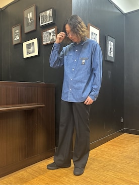 「TAKEO KIKUCHI（タケオキクチ）の【BOWLER HAT LABEL】Tエンブレム デニムシャツ（シャツ/ブラウス、ブルー系）」を使った、おーのさん（メンズ・176cm）の春コーディネート
