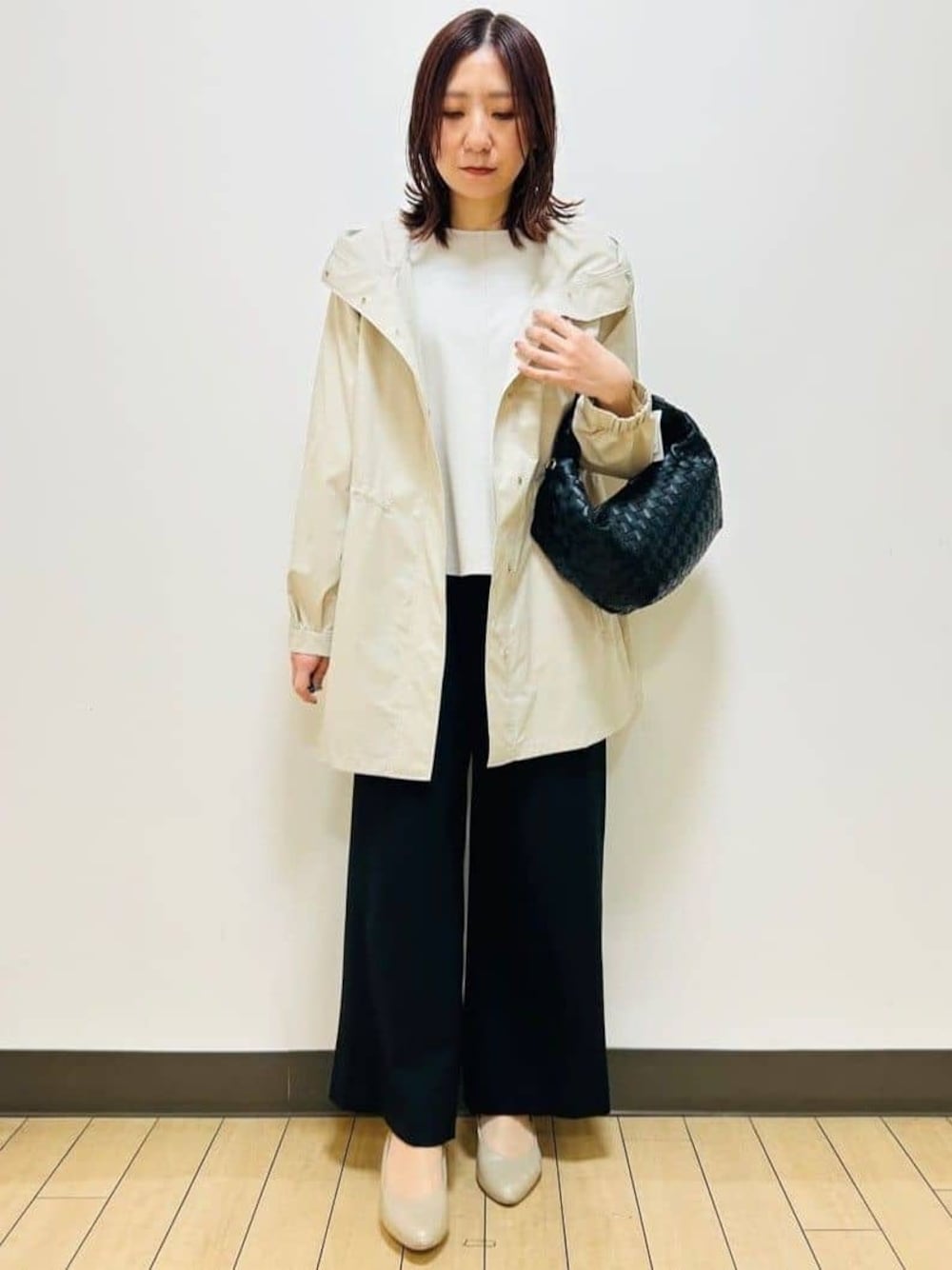 ベージュ系のその他アウター、ベージュ系のシャツ/ブラウス、ブラック系のその他パンツを着用したレディースの春コーディネートの1枚目の写真