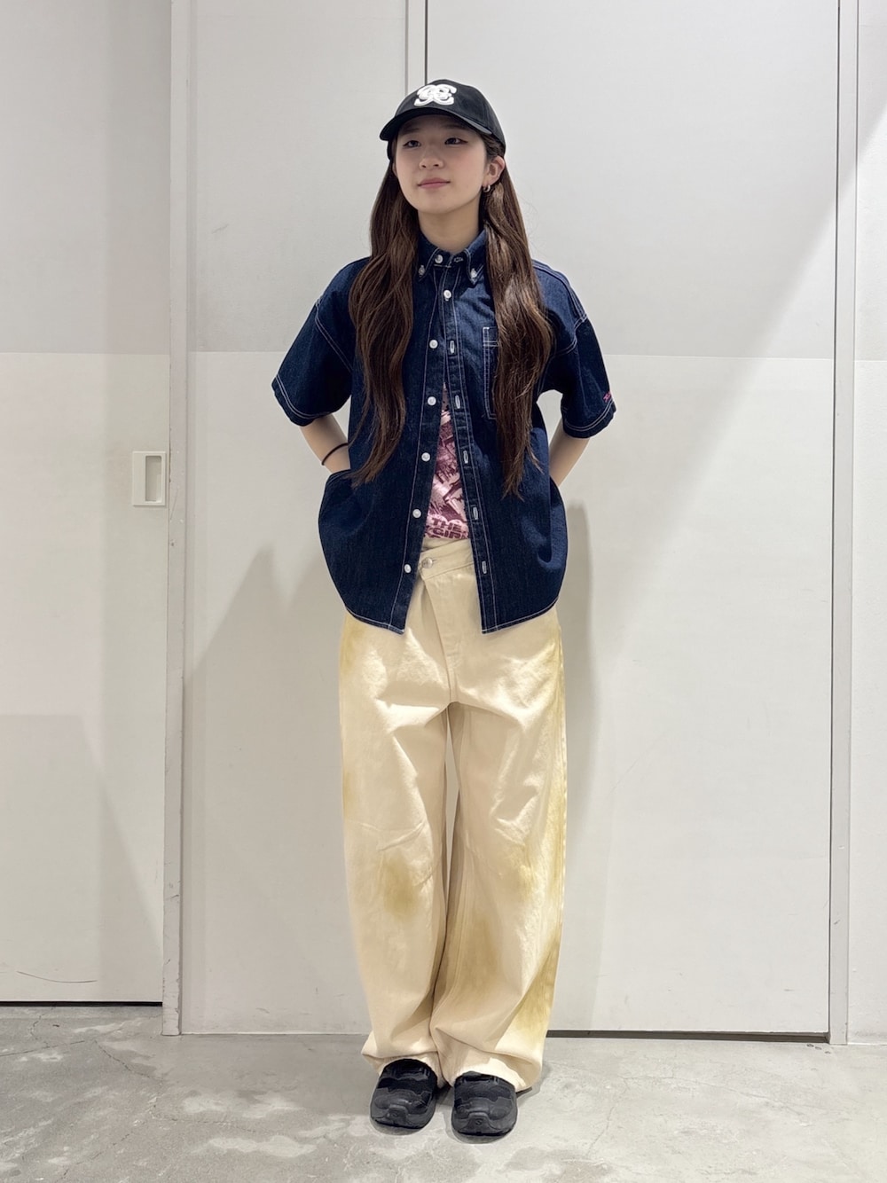 ホワイト系のデニムパンツ、ブルー系のシャツ/ブラウス、ピンク系のTシャツ/カットソーを着用したレディースの夏コーディネートの1枚目の写真