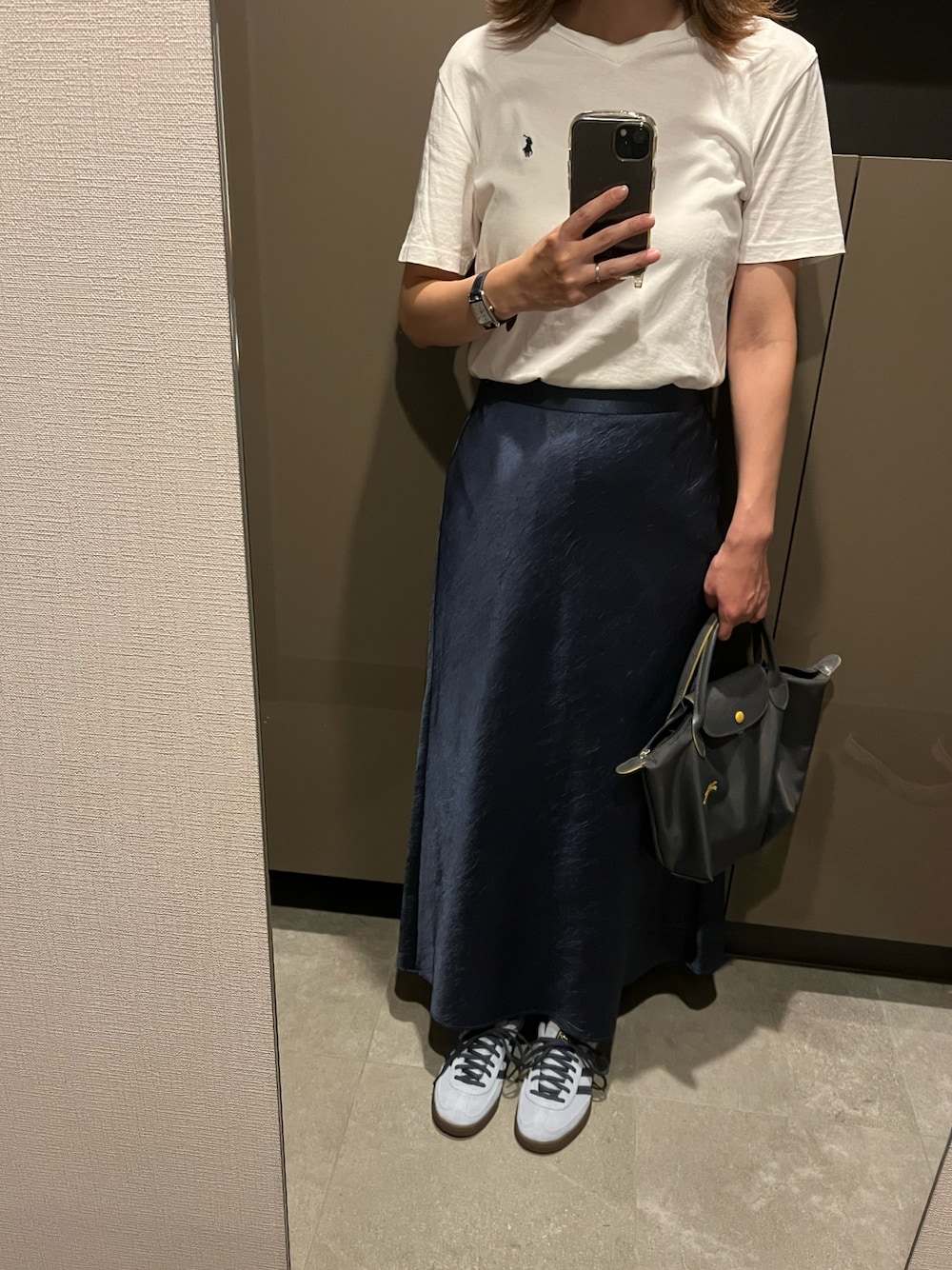 「シンプルスタイル、スニーカーコーデ、ハンドボールスペツィアル、ロングスカート、オトナカジュアル」｜「POLO RALPH LAURENのジャージー Vネック Tシャツ（Tシャツ/カットソー、ホワイト系）」を使った、juiさん（骨格ウェーブ・レディース・161cm）の秋コーディネートの1枚目の写真