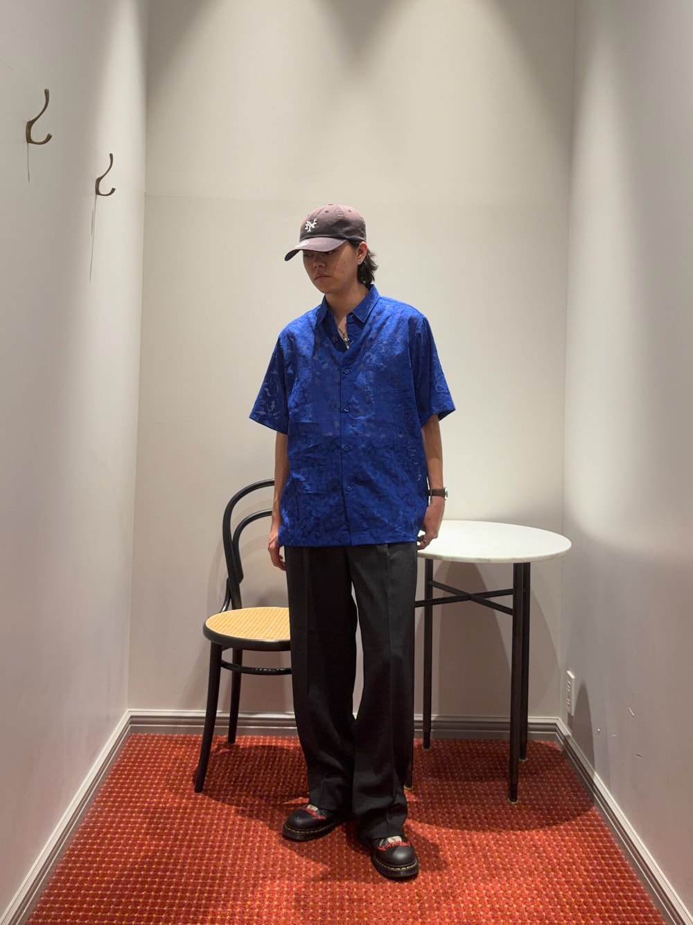 ブルー系のシャツ/ブラウス、グレー系のスラックスを着用したメンズの夏コーディネートの1枚目の写真