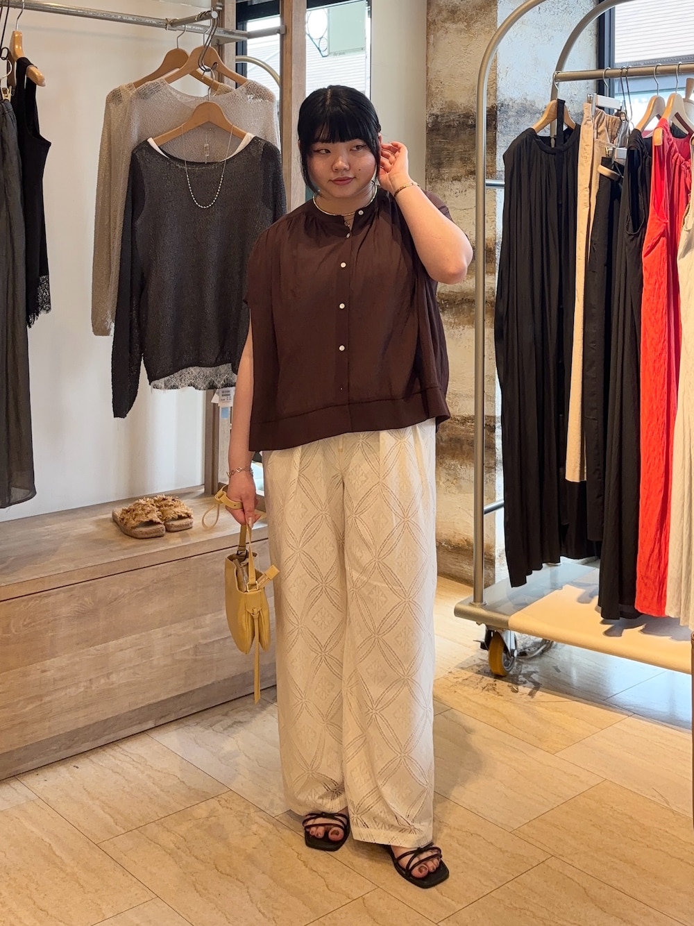 ホワイト系のその他パンツ、ブラウン系のシャツ/ブラウスを着用したレディースの夏コーディネートの1枚目の写真