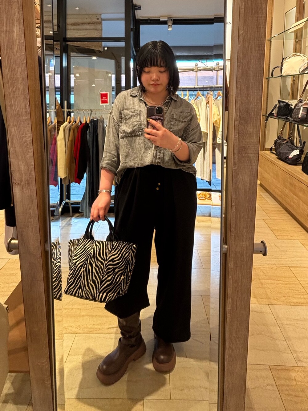 グレー系のシャツ/ブラウス、ブラック系のその他パンツ、ブラック系のトートバッグを着用したレディースの夏コーディネートの1枚目の写真