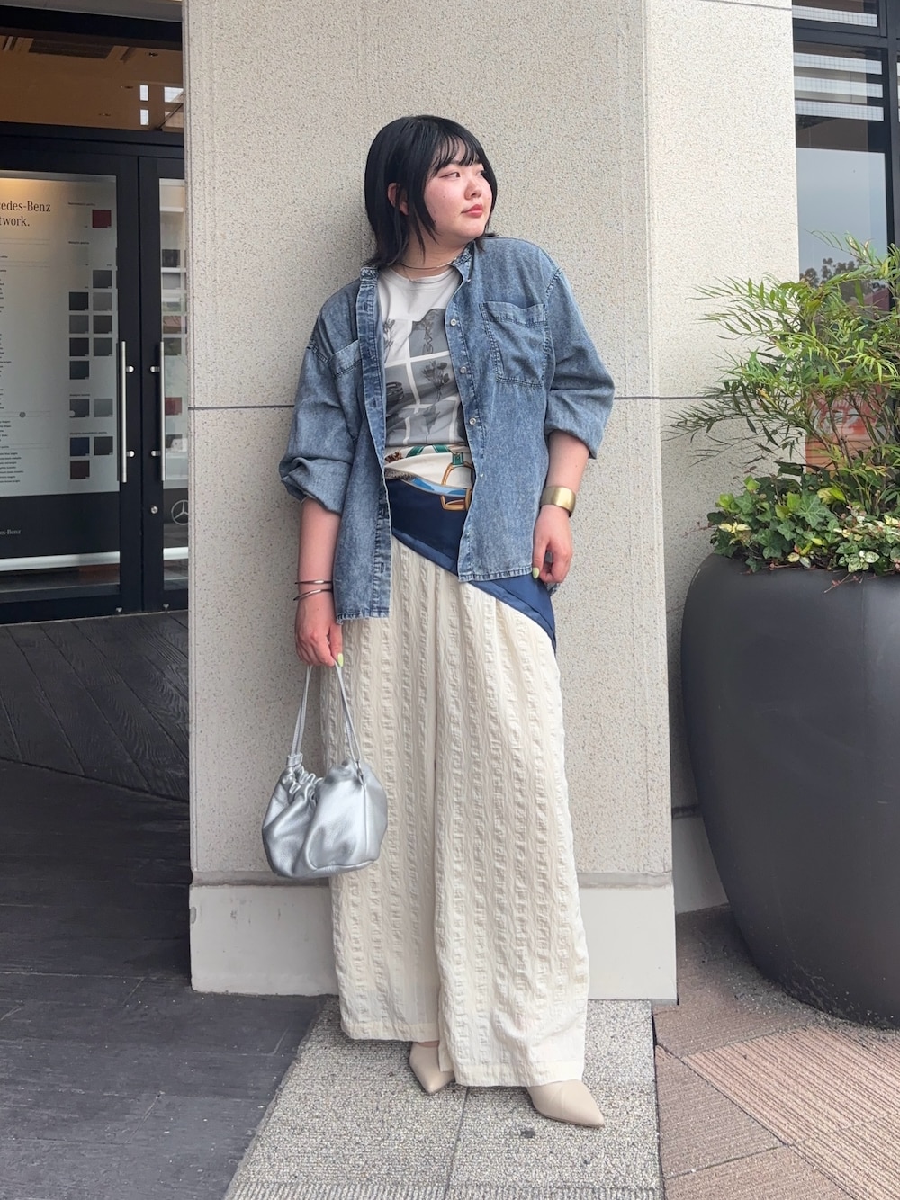 ブルー系のシャツ/ブラウス、グレー系のTシャツ/カットソー、ホワイト系のその他パンツを着用したレディースの夏コーディネートの1枚目の写真
