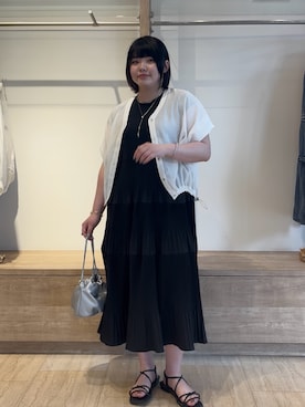 「Jena espace merveilleux（ジェナ　エスパスメルヴェイユ）の〈7/17インスタライブご紹介アイテム〉裾ドロストVネックシャツ（シャツ/ブラウス、ホワイト系）」を使った、eeeeik6さん（レディース・160cm）の夏コーディネート