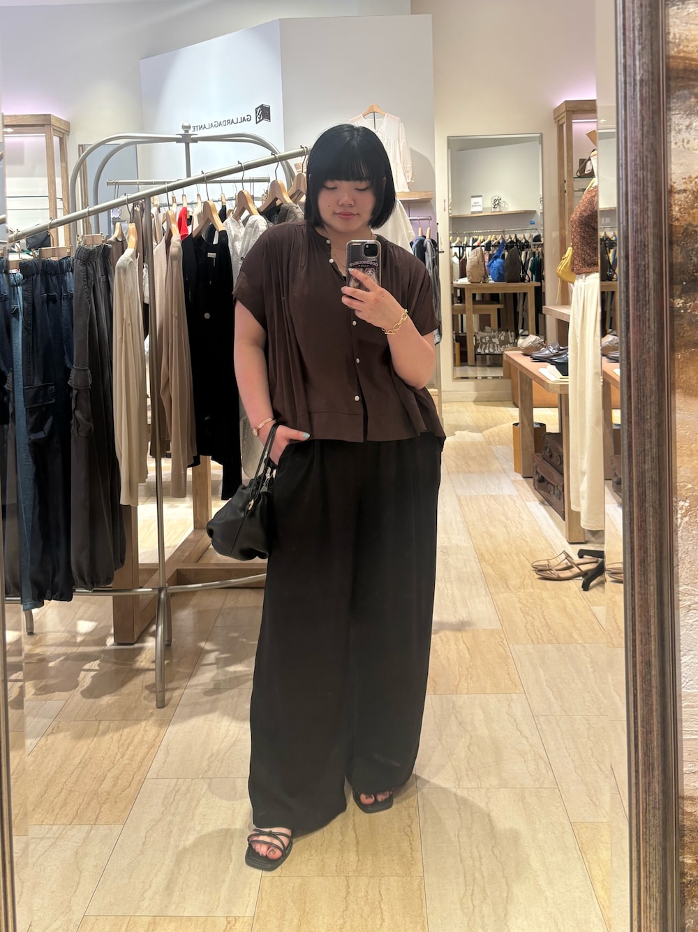 ブラック系のその他パンツ、ブラウン系のシャツ/ブラウス、ブラック系のトートバッグを着用したレディースの夏コーディネートの1枚目の写真