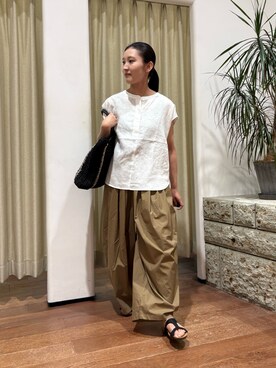 「URBAN RESEARCH DOORS（アーバンリサーチドアーズ）のギャザーボリュームパンツ｜イージーパンツ/ウエストゴム/大人カジュアル（その他パンツ）」を使った、優 月さん（レディース・156cm）の夏コーディネート