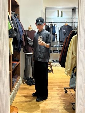 「URBAN RESEARCH DOORS（アーバンリサーチドアーズ）の『UVカット/接触冷感/吸水速乾』ストレッチクロス ビッグポケットショートスリーブシャツ（シャツ/ブラウス、グレー系）」を使った、尾堂さん（メンズ・173cm）の春コーディネート