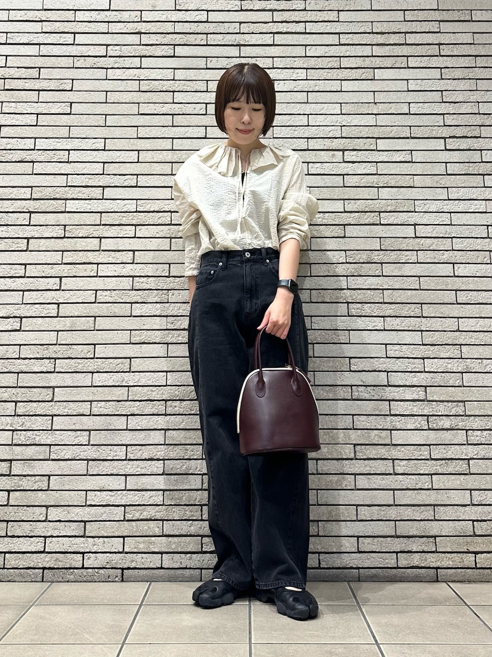 ホワイト系のシャツ/ブラウス、ブラック系のデニムパンツ、レッド系のハンドバッグを着用したレディースの秋コーディネートの1枚目の写真
