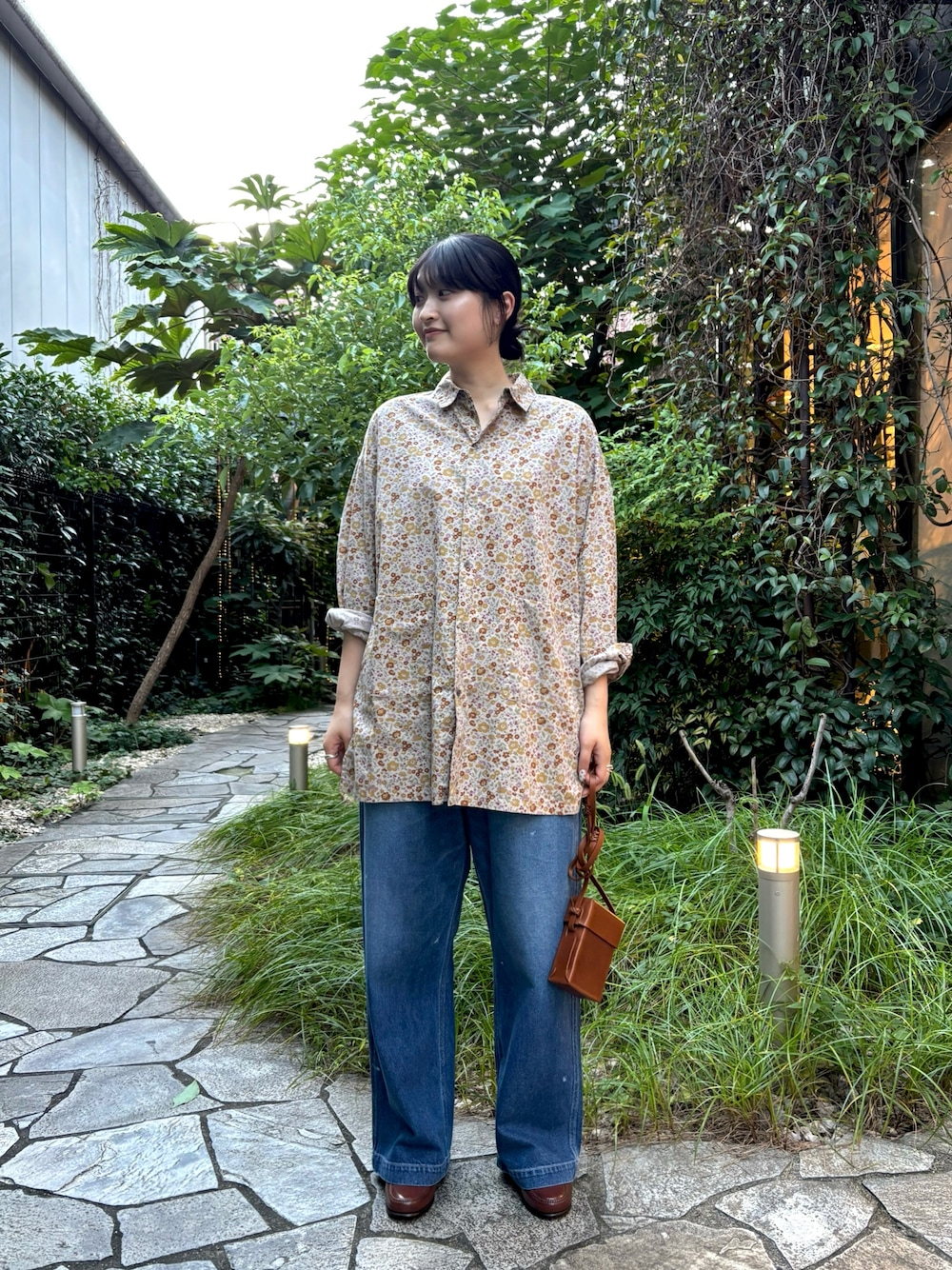 ピンク系のシャツ/ブラウス、ブルー系のデニムパンツ、ブラウン系のローファーを着用したレディースの秋コーディネートの1枚目の写真