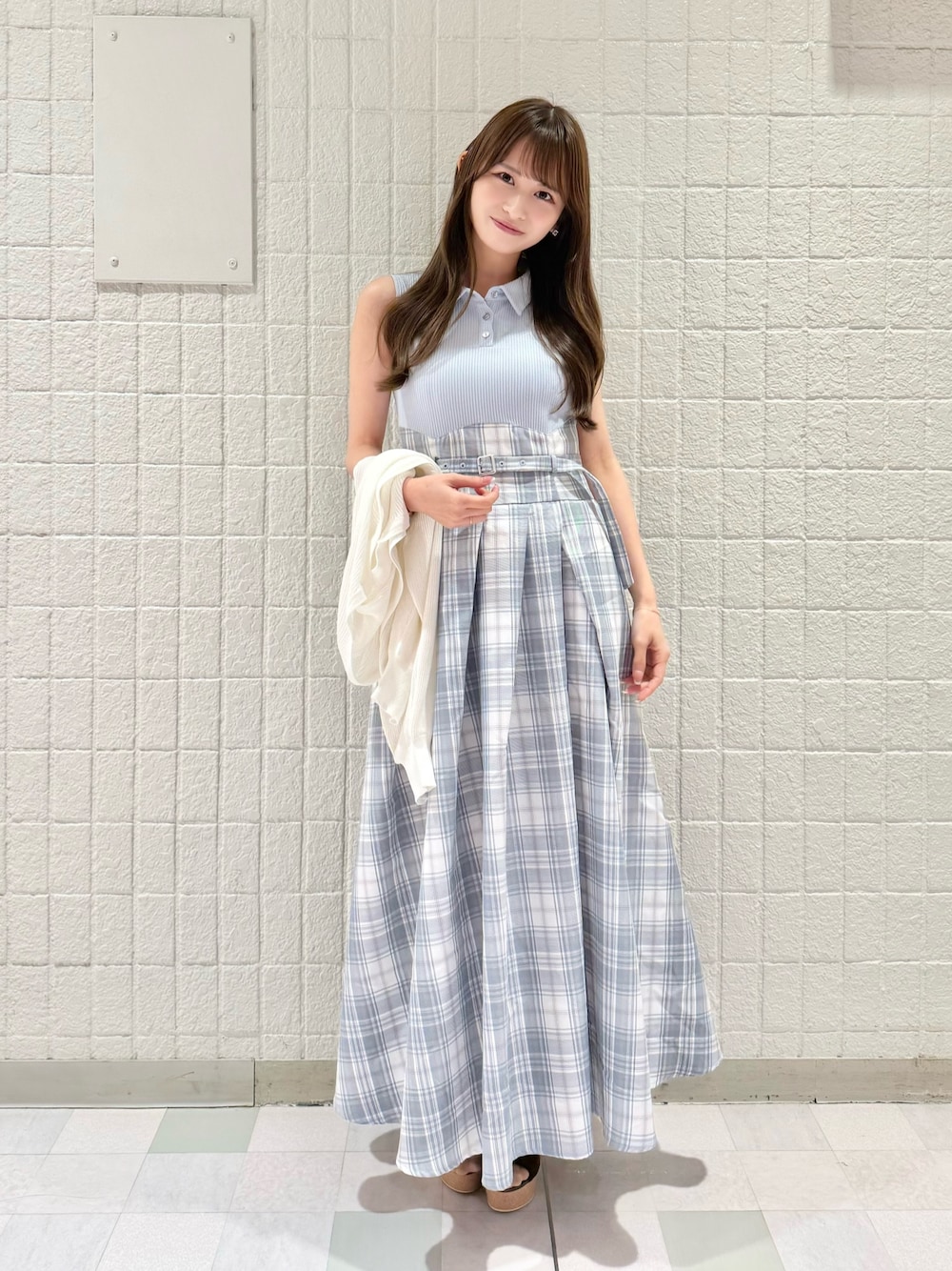 ブルー系のワンピースを着用したレディースの夏コーディネートの1枚目の写真