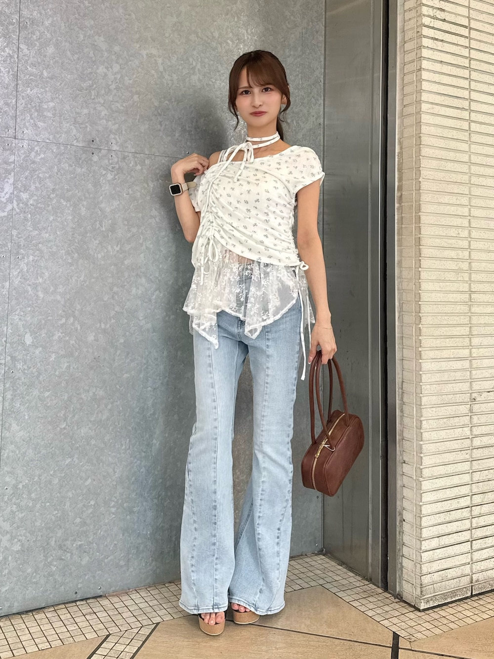 ホワイト系のTシャツ/カットソー、ブルー系のデニムパンツ、イエロー系のハンドバッグを着用したレディースの夏コーディネートの1枚目の写真
