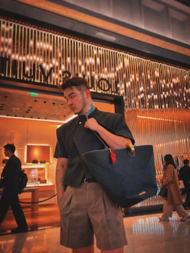 「JACQUEMUS（ジャックムス）のアイテム（ショルダーバッグ、ブラック系）」を使った、kueiyenさん（メンズ・176cm）の秋コーディネート