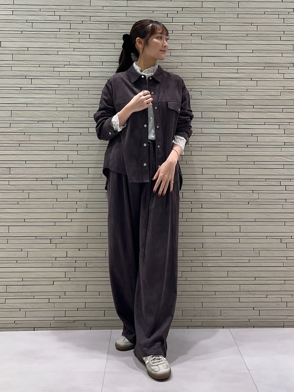 グレー系のシャツ/ブラウス、グレー系のその他パンツ、ホワイト系のTシャツ/カットソーを着用したレディースの秋コーディネートの1枚目の写真