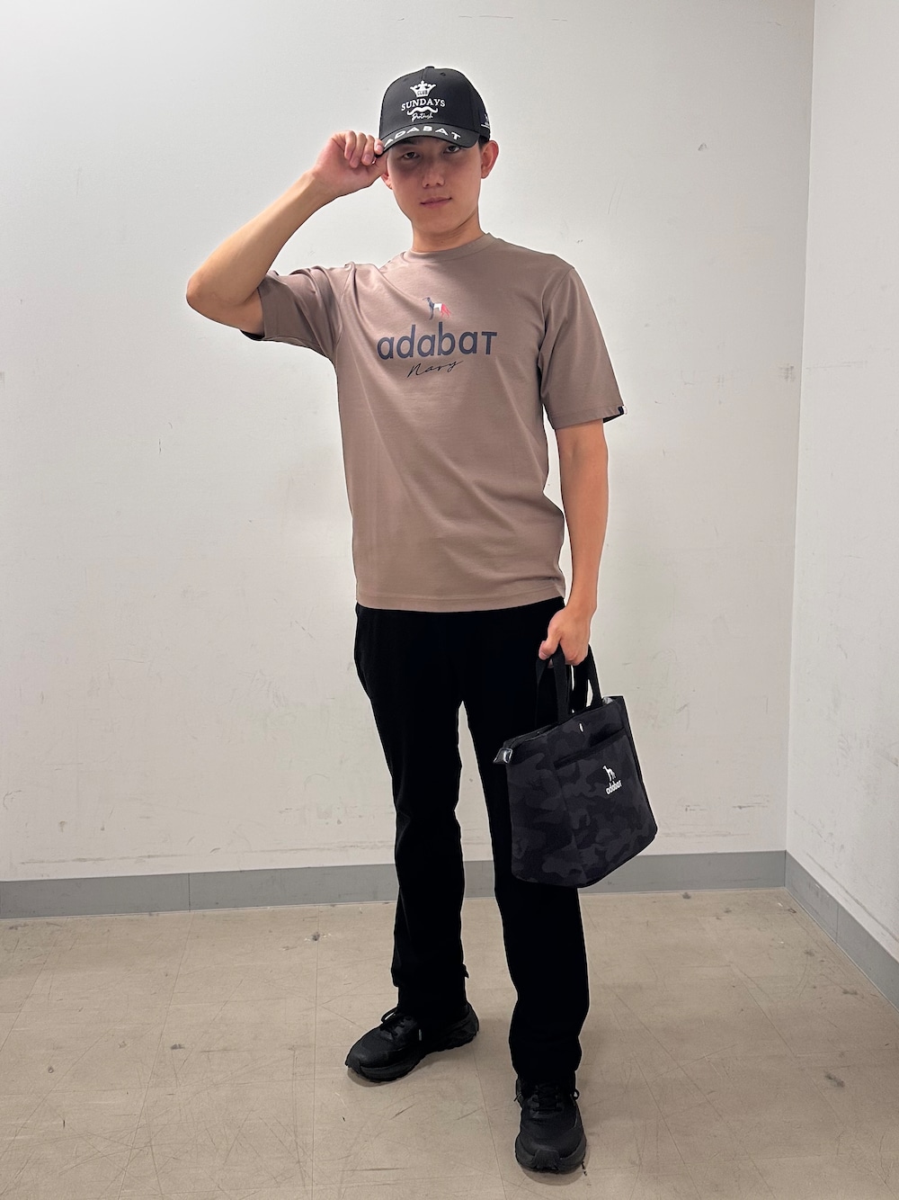 ブラウン系のTシャツ/カットソー、ブラック系のその他パンツ、ブラック系のトートバッグを着用したメンズの夏コーディネートの1枚目の写真