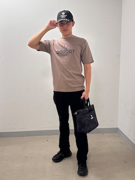 「adabat（アダバット）の【ADABAT NAVY】接触冷感/抗菌防臭/消臭 アイスクリアコットン半袖ロゴT（Tシャツ/カットソー、ブラウン系）」を使った、西岡琉偉さんの夏コーディネート