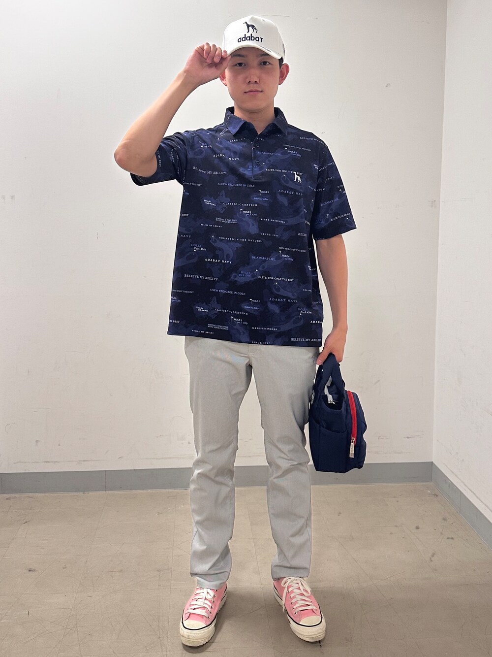 ブルー系のポロシャツ、グレー系のその他パンツ、ブルー系のトートバッグを着用したメンズの夏コーディネートの1枚目の写真