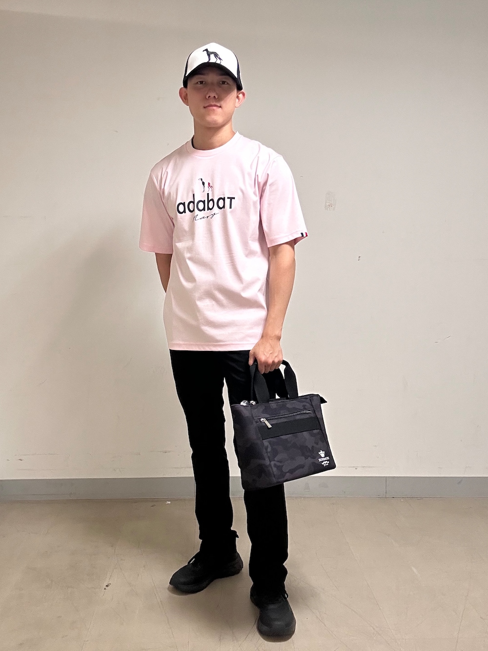 ピンク系のTシャツ/カットソー、ブラック系のその他パンツ、ブラック系のトートバッグを着用したメンズの夏コーディネートの1枚目の写真