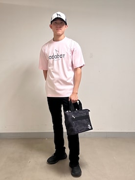 「adabat（アダバット）の【ADABAT NAVY】接触冷感/抗菌防臭/消臭 アイスクリアコットン半袖ロゴT（Tシャツ/カットソー、ピンク系）」を使った、西岡琉偉さんの夏コーディネート