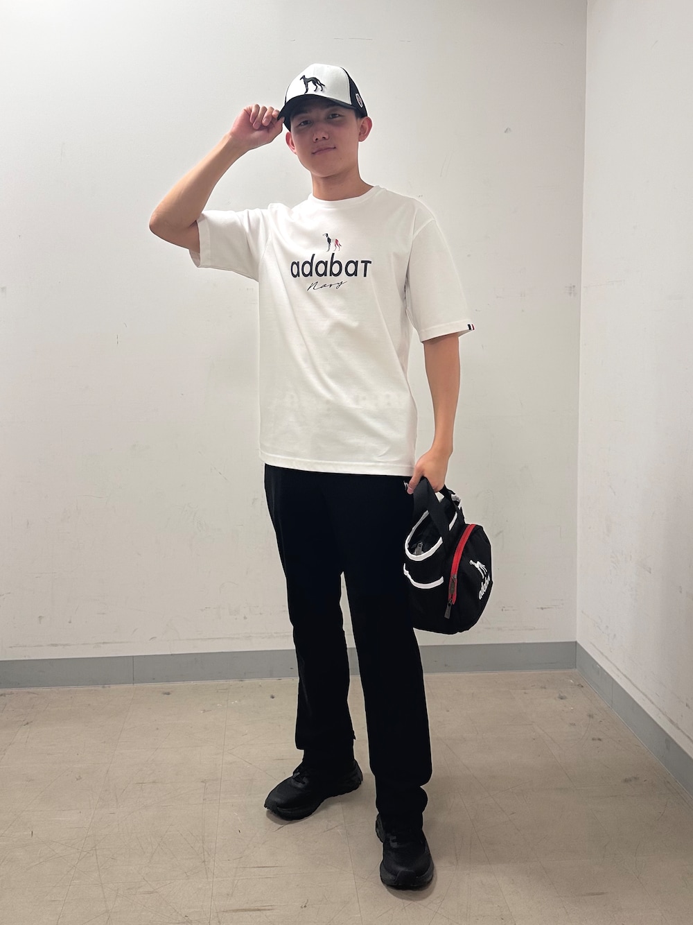 ホワイト系のTシャツ/カットソー、ブラック系のその他パンツ、ブラック系のキャップを着用したメンズの夏コーディネートの1枚目の写真