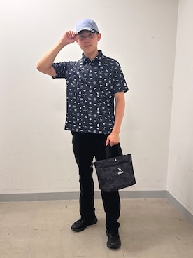 「adabat（アダバット）の【ADABAT NAVY】シャダンモノグラムプリント半袖ポロシャツ（ポロシャツ、ブルー系）」を使った、西岡琉偉さんの夏コーディネート