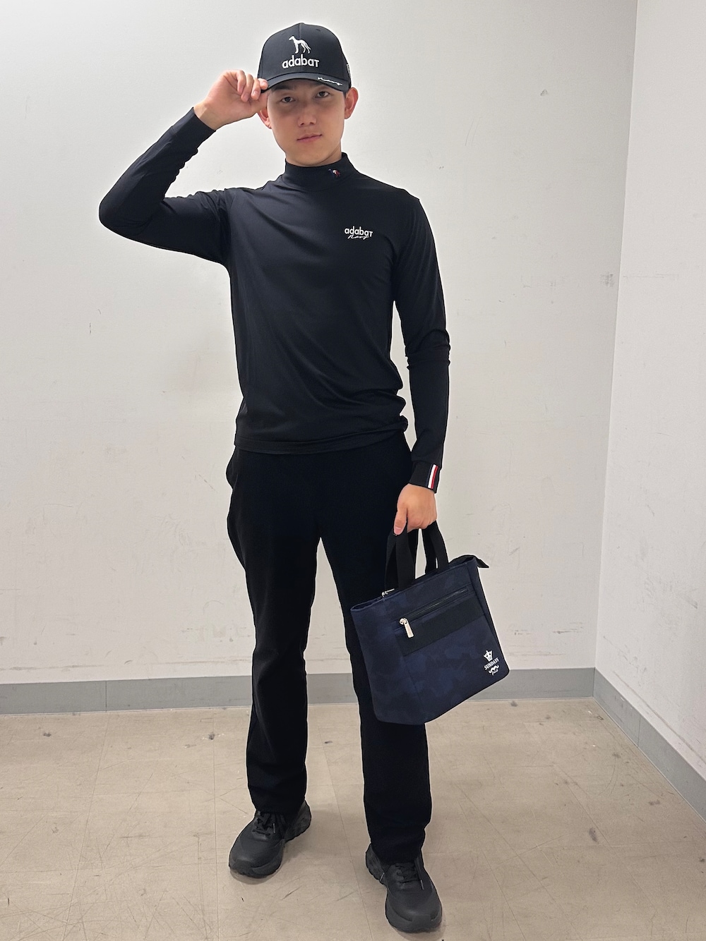 ブラック系のその他パンツ、ブルー系のトートバッグを着用したメンズの夏コーディネートの1枚目の写真