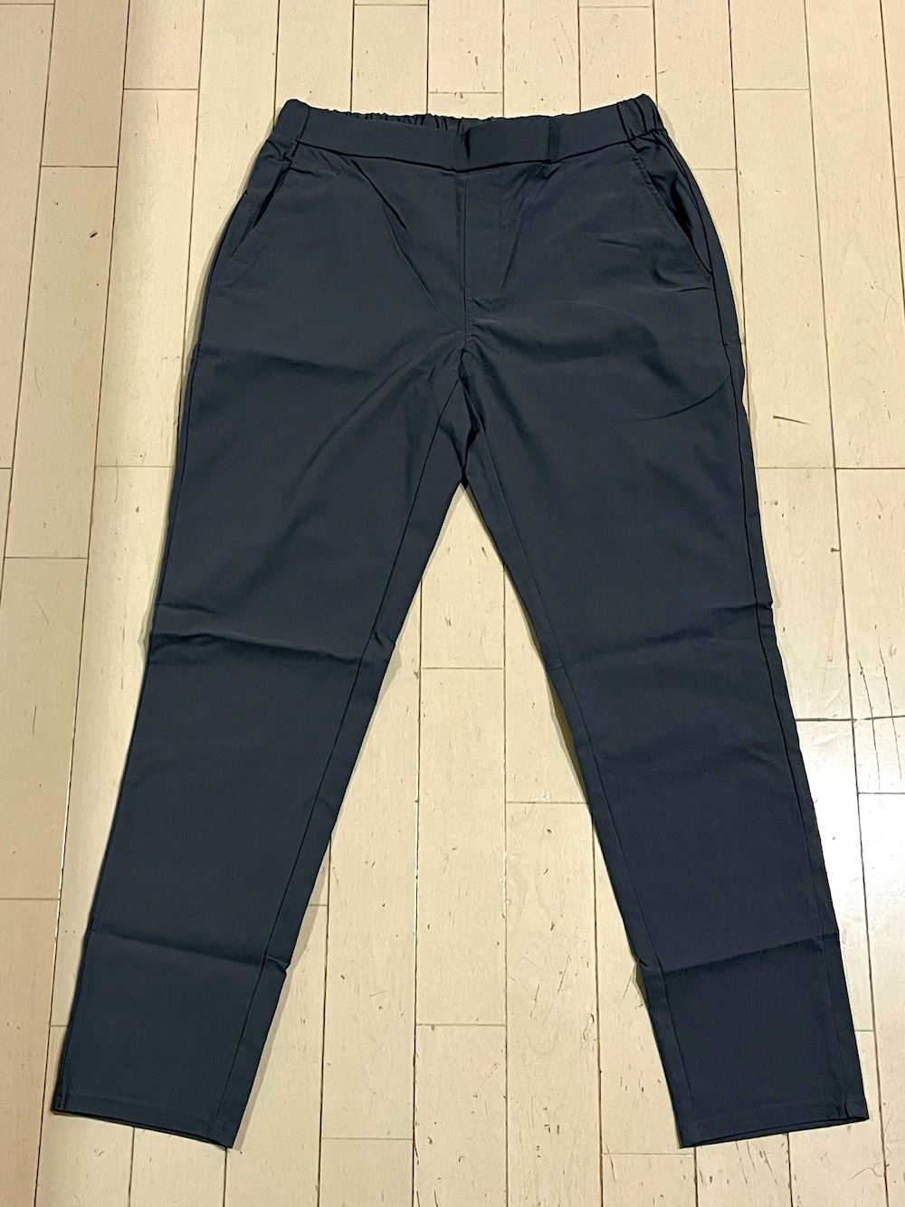 「GUNZEの【GUNZE×TYPY】スーパーストレッチスリムテーパードパンツ（その他パンツ、グレー系）」を使った、tm1974さん（メンズ・171cm）の夏コーディネートの1枚目の写真