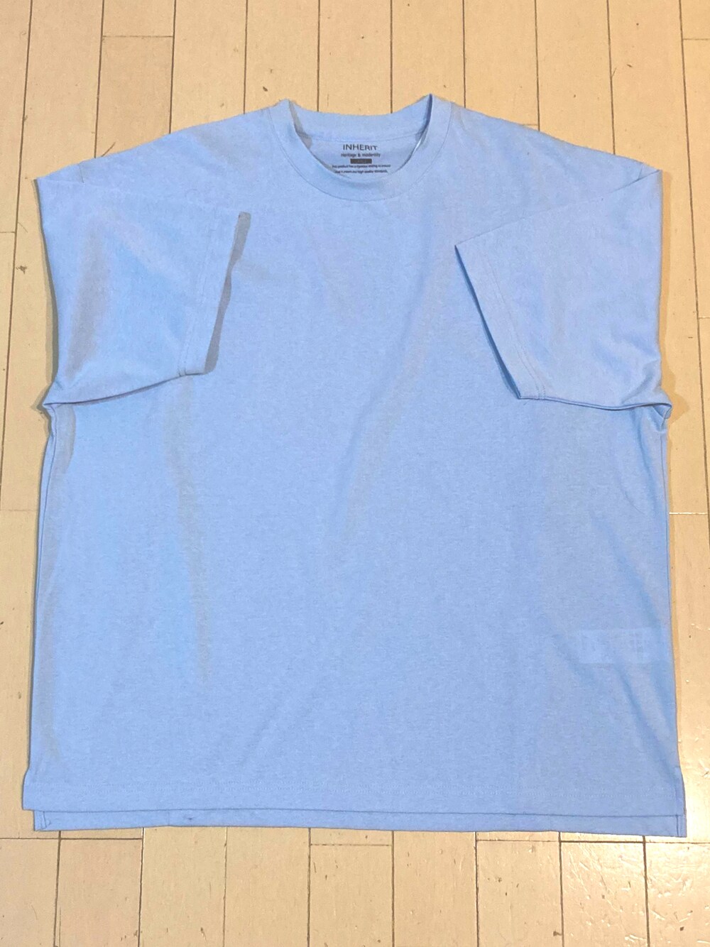 「INHABITANTのアイテム（Tシャツ/カットソー、ブルー系）」を使った、tm1974さん（メンズ・171cm）の夏コーディネートの1枚目の写真
