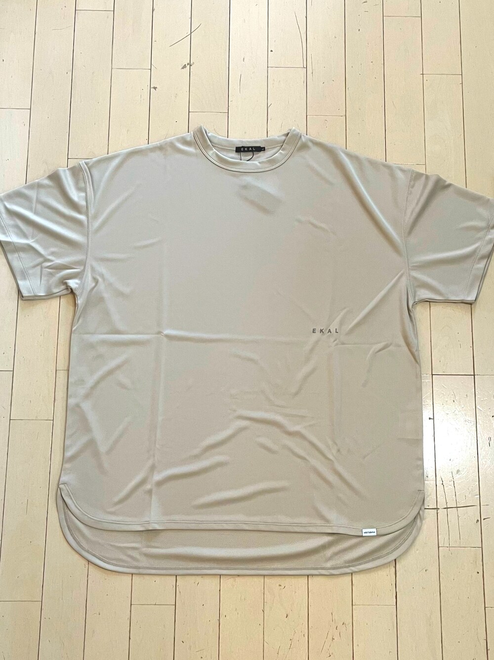 ベージュ系のTシャツ/カットソーを着用したメンズの夏コーディネートの1枚目の写真