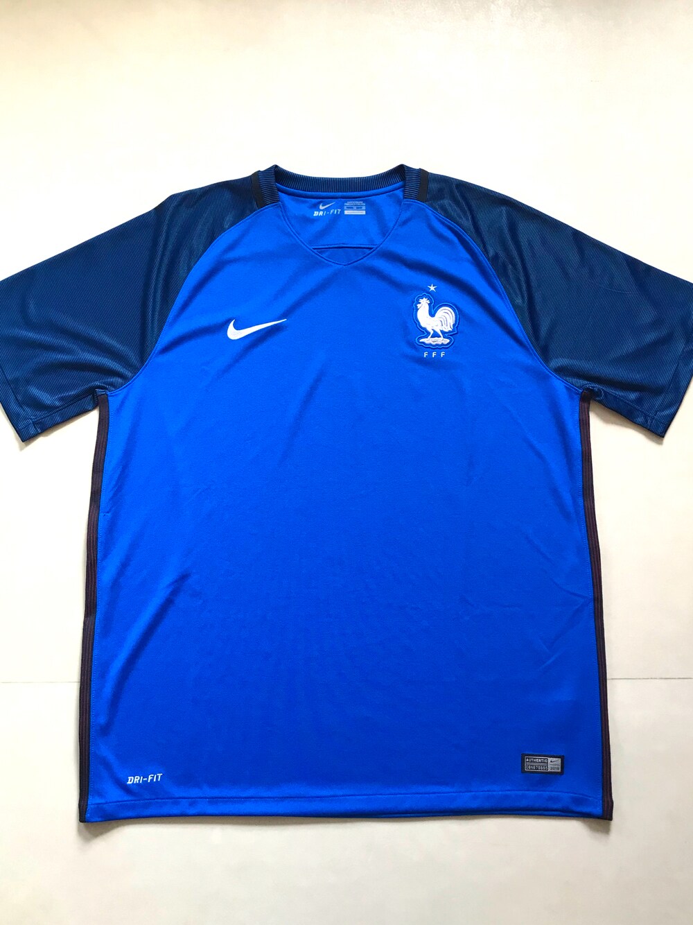 「NIKEのアイテム（Tシャツ/カットソー、ブルー系）」を使った、tm1974さん（メンズ・171cm）の夏コーディネートの1枚目の写真