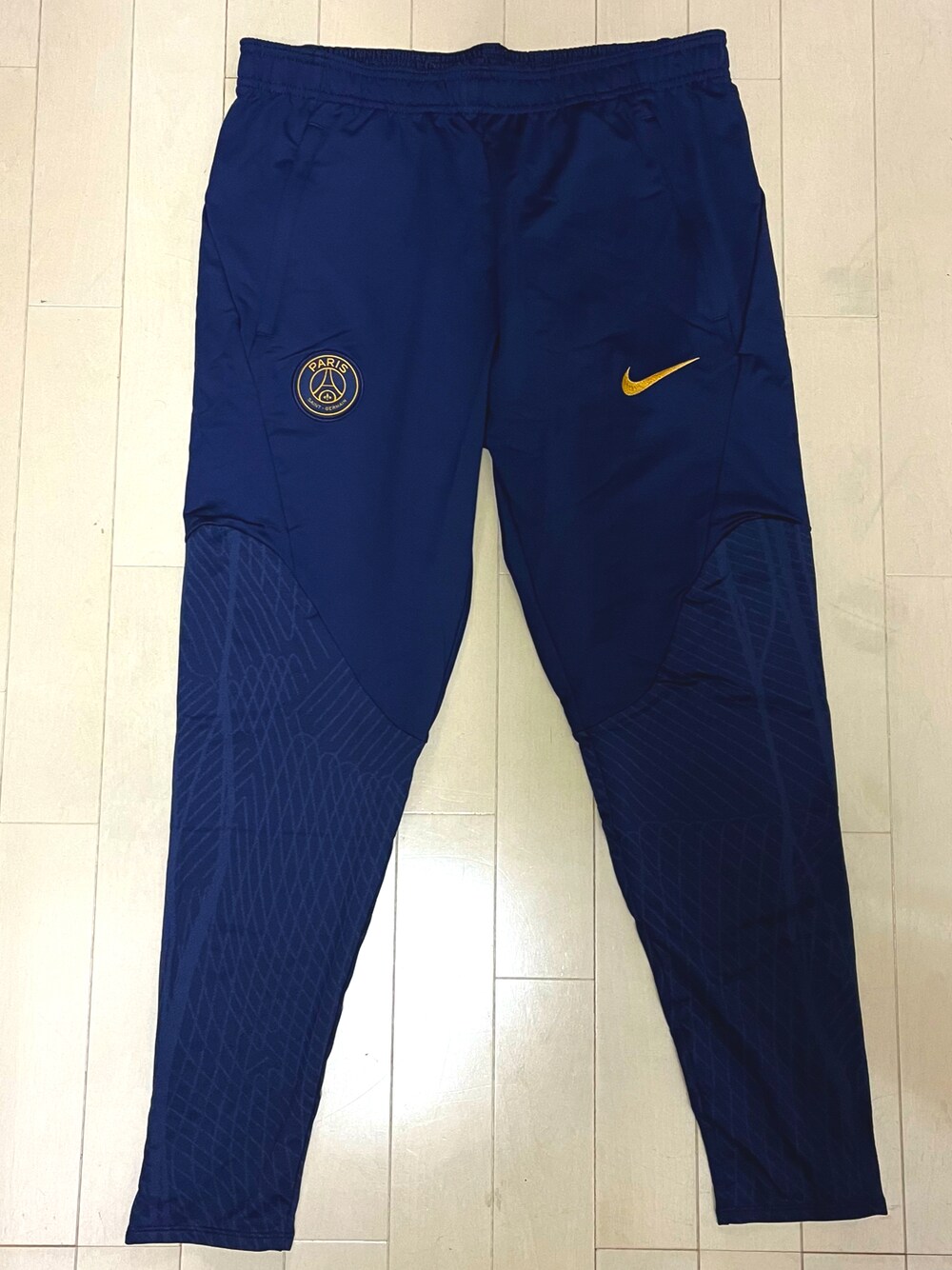「NIKEのアイテム（その他パンツ、ブルー系）」を使った、tm1974さん（メンズ・171cm）の冬コーディネートの1枚目の写真