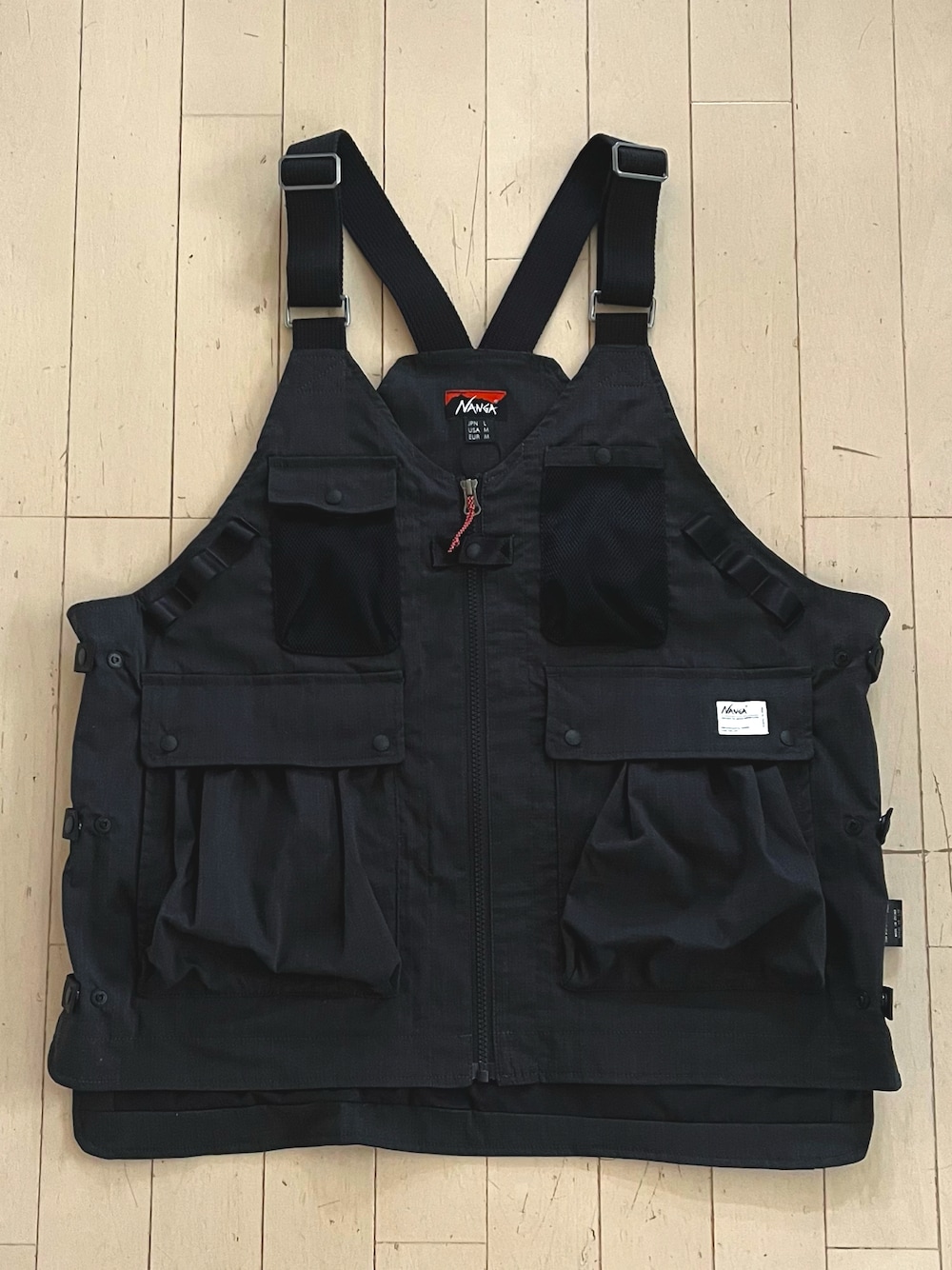 「NANGAのTAKIBI RIPSTOP FIELD VEST/タキビリップストップフィールドベスト（ベスト、ブラック系）」を使った、tm1974さん（メンズ・171cm）の夏コーディネートの1枚目の写真