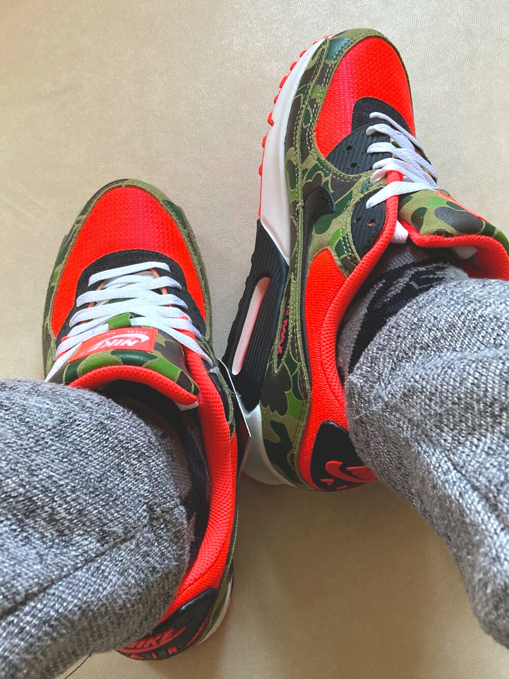 「AIRMAX90、REVERSEDUCKCAMO、duckcamo」｜「NIKEのアイテム（スニーカー、レッド系）」を使った、tm1974さん（メンズ・171cm）の冬コーディネートの1枚目の写真