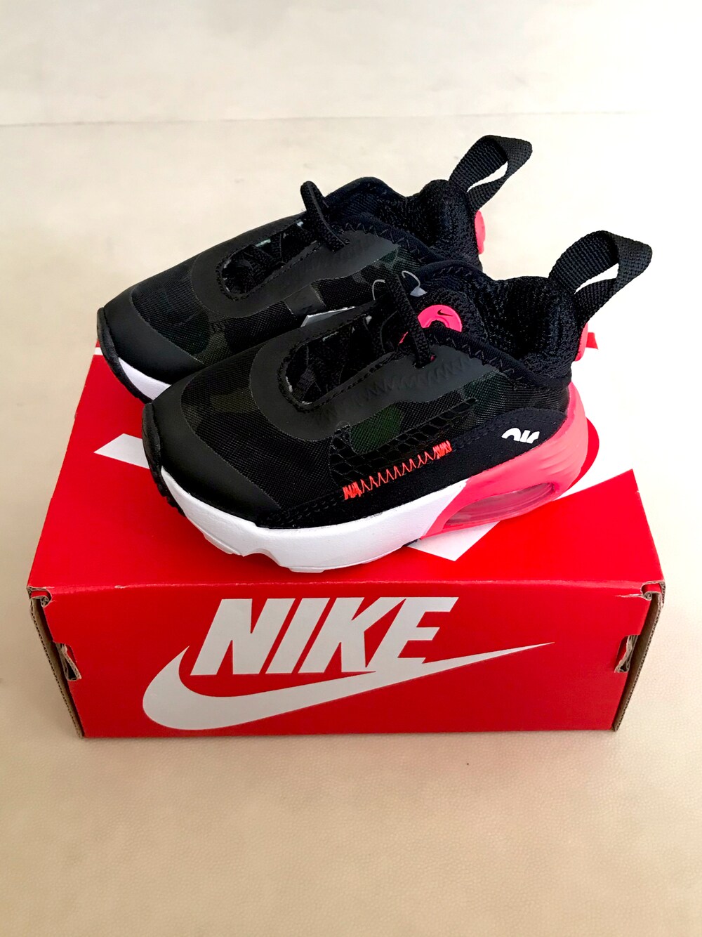 「NIKEのアイテム（スニーカー、ブラック系）」を使った、tm1974さん（メンズ・171cm）の夏コーディネートの1枚目の写真