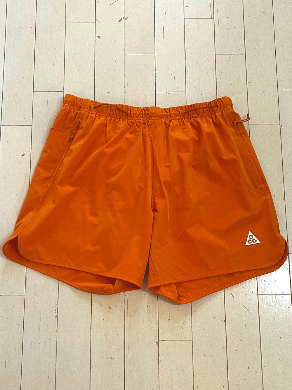 「NIKEのNIKE ACG DF NEW SANDS SHORT DN3956-815（その他パンツ、オレンジ系）」を使った、tm1974さん（メンズ・171cm）の夏コーディネートの1枚目の写真