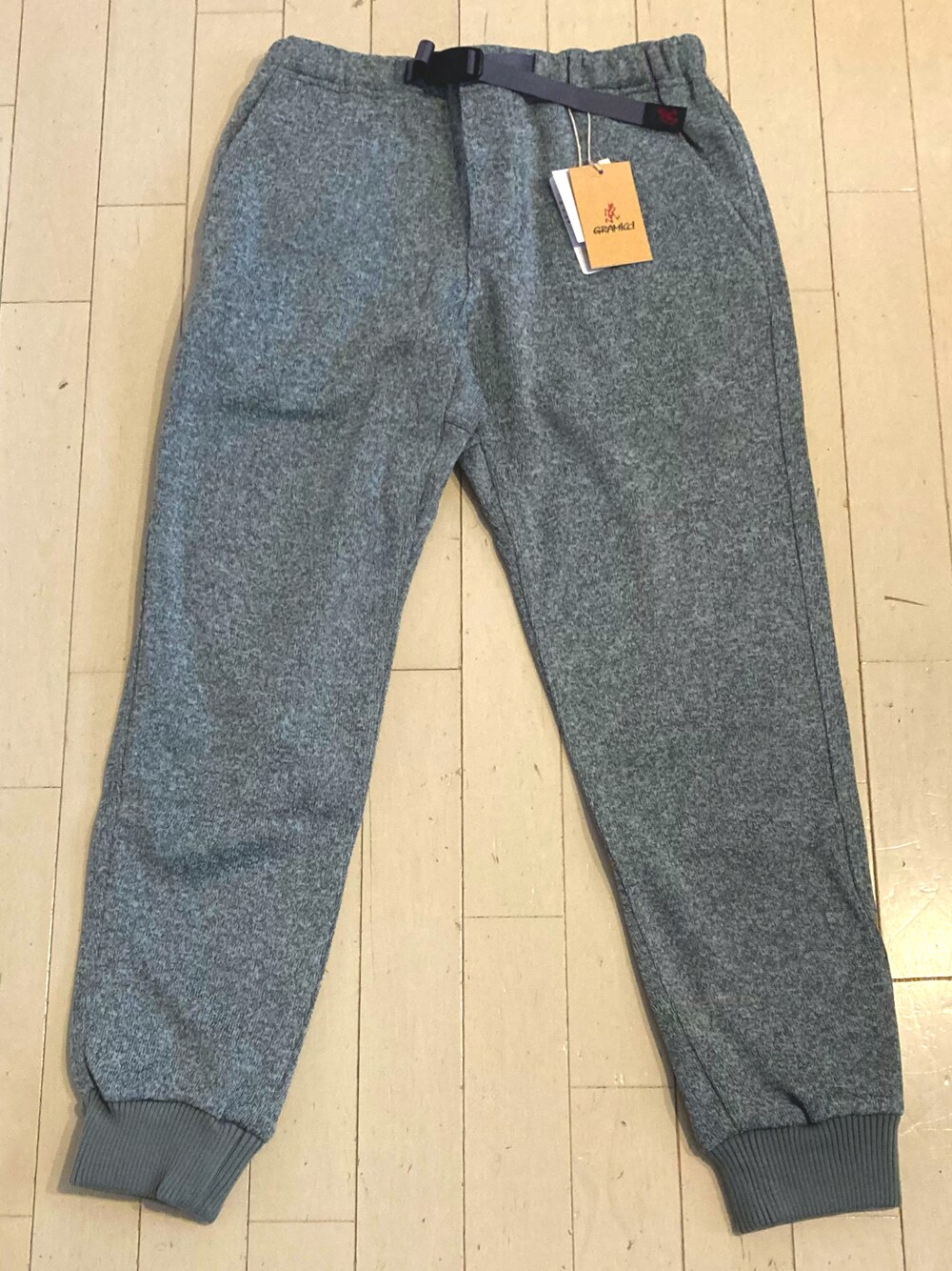 「GramicciのGRAMICCI/グラミチ　BONDING KNIT FLEECE NARROW RIB PANT ボンディングニットフリースナローリブパンツ　G2FU-P018（スウェットパンツ、グレー系）」を使った、tm1974さん（メンズ・171cm）の冬コーディネートの1枚目の写真