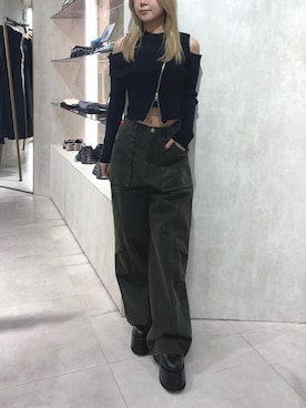 「MURUA（ムルーア）のコーティングコットンカーゴパンツ（カーゴパンツ、グリーン系）」を使った、上竹七咲さん（レディース・152cm）の秋コーディネート