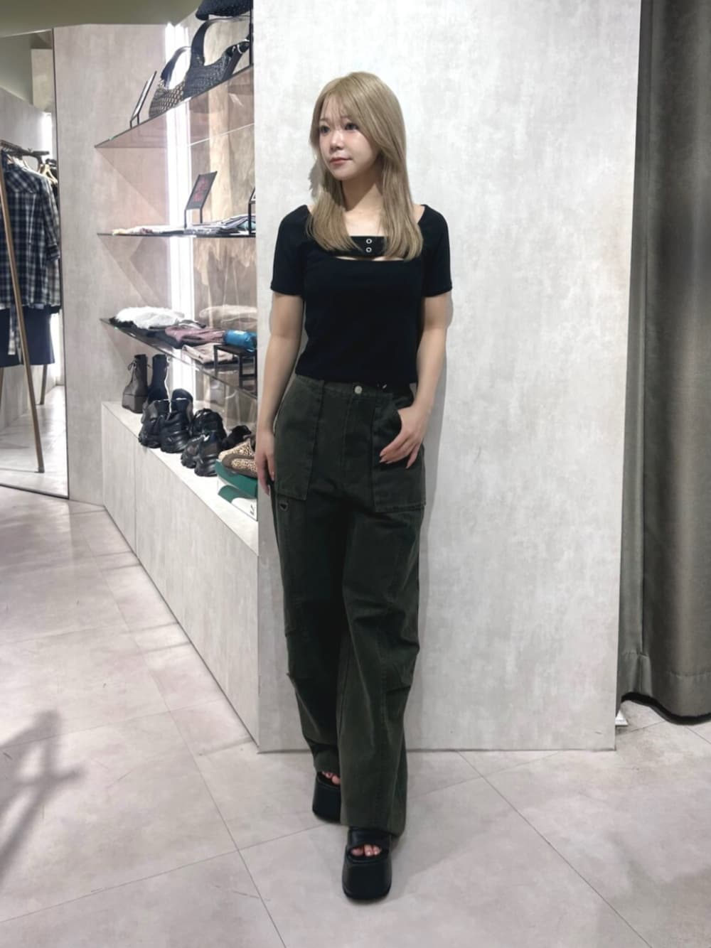 ブラック系のブーツ、グリーン系のカーゴパンツ、ブラック系のTシャツ/カットソーを着用したレディースの夏コーディネートの1枚目の写真