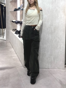 「MURUA（ムルーア）のコーティングコットンカーゴパンツ（カーゴパンツ、グリーン系）」を使った、上竹七咲さん（レディース・152cm）の秋コーディネート
