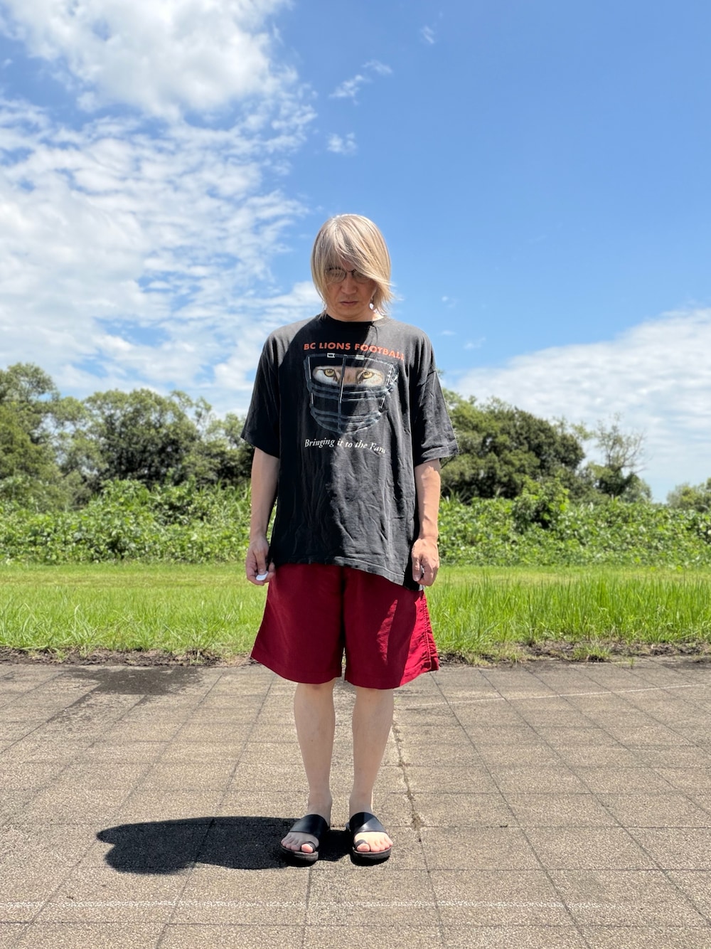ブラック系のTシャツ/カットソー、レッド系のパンツを着用したメンズの夏コーディネートの1枚目の写真