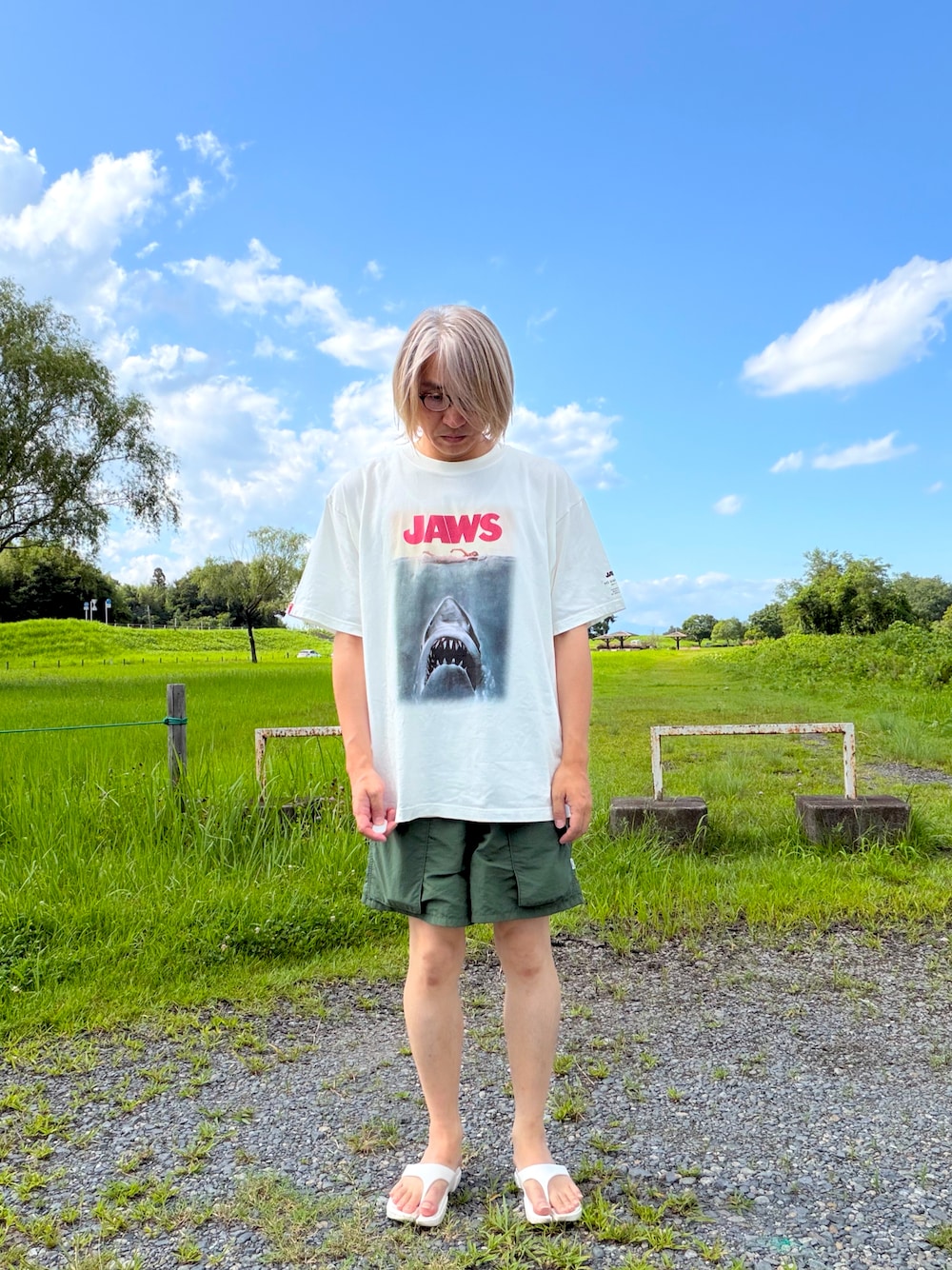 ホワイト系のサンダル、ホワイト系のTシャツ/カットソー、グリーン系のその他パンツを着用したメンズの夏コーディネートの1枚目の写真