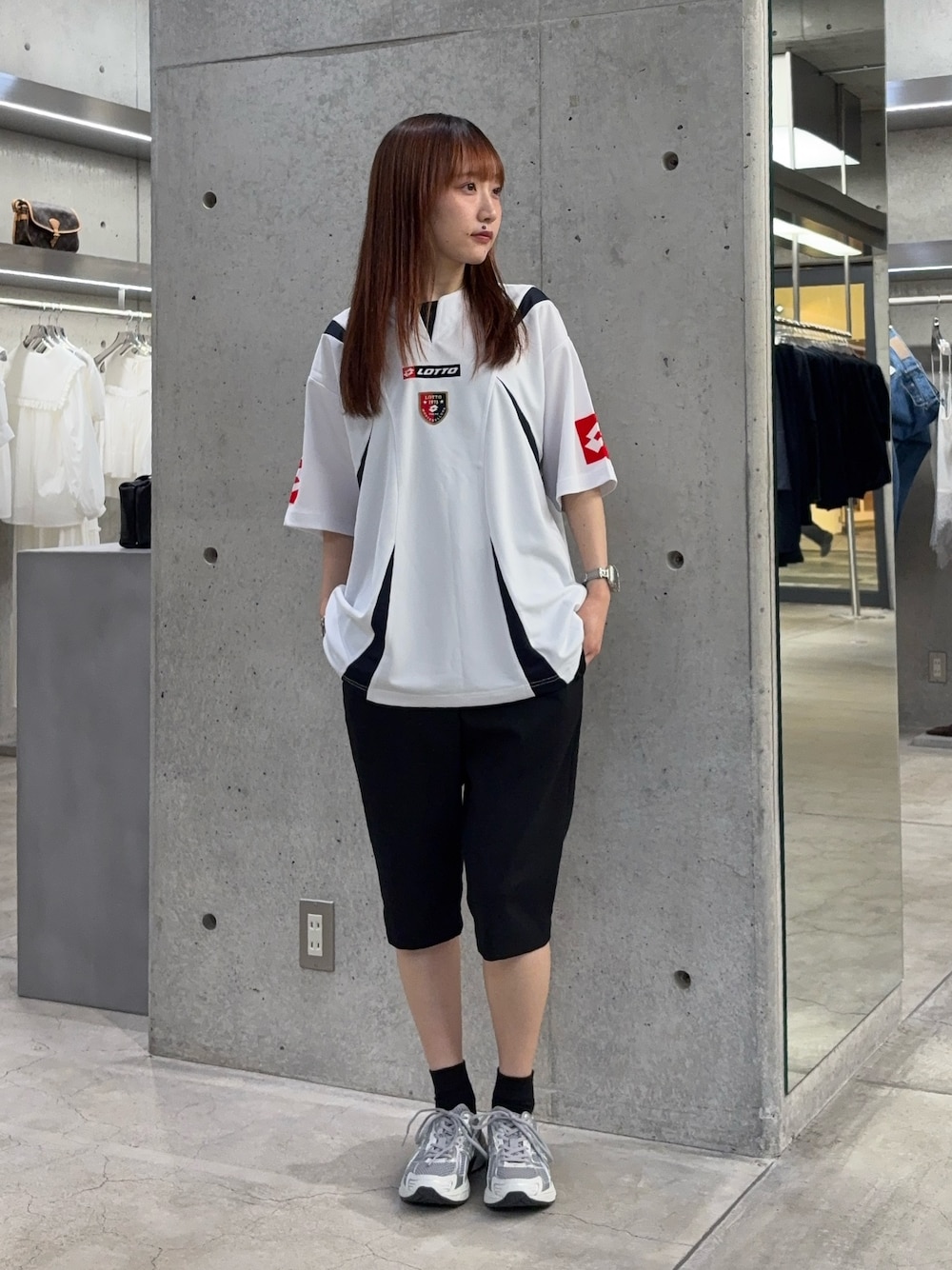 ホワイト系のTシャツ/カットソー、ブラック系のその他パンツ、グレー系のスニーカーを着用したレディースの夏コーディネートの1枚目の写真