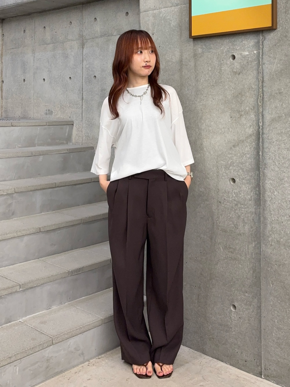 ホワイト系のTシャツ/カットソー、ブラウン系のタンクトップ、ブラウン系のその他パンツを着用したレディースの夏コーディネートの1枚目の写真