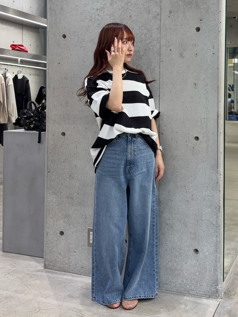 ブルー系のデニムパンツ、ベージュ系のバレエシューズ、ホワイト系のTシャツ/カットソーを着用したレディースの夏コーディネートの1枚目の写真