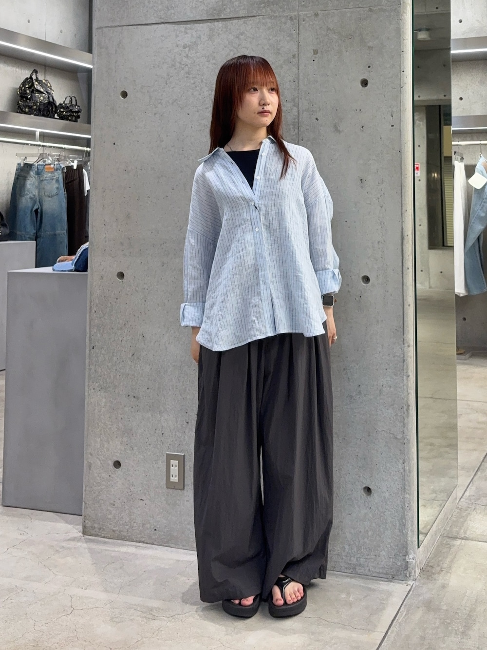 ブルー系のシャツ/ブラウス、ブルー系のタンクトップ、グレー系のその他パンツを着用したレディースの夏コーディネートの1枚目の写真