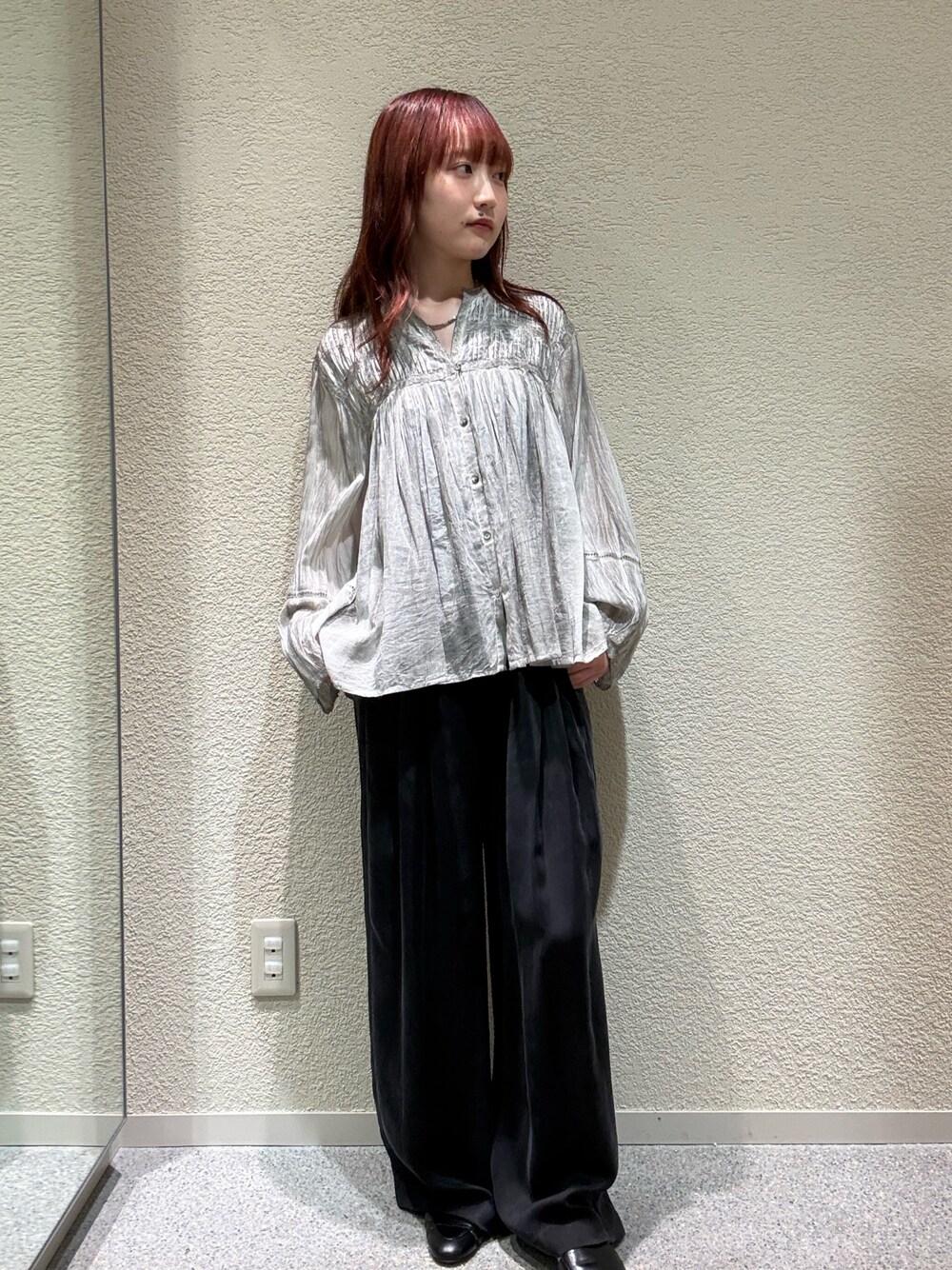 グレー系のシャツ/ブラウス、ブラック系のその他パンツ、ブラック系のサンダルを着用したレディースの夏コーディネートの1枚目の写真