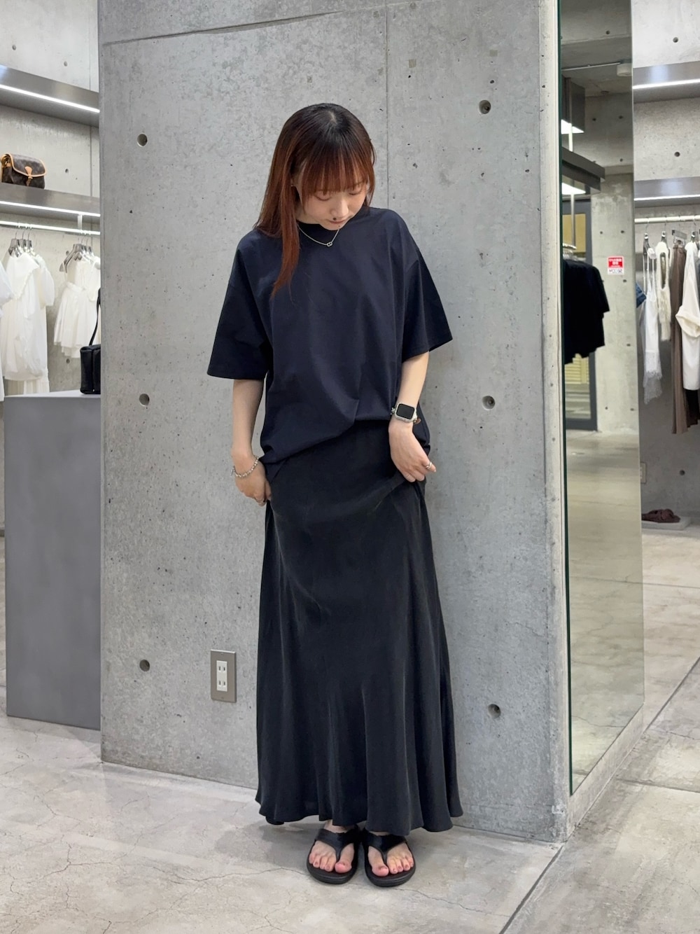 ブルー系のTシャツ/カットソー、ブラック系のスカート、ブラック系のサンダルを着用したレディースの夏コーディネートの1枚目の写真